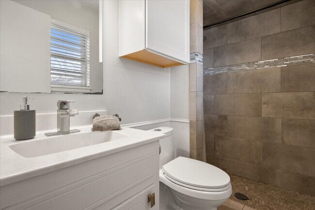 Building Photo - Fully Furnished Long-Term Rental!!