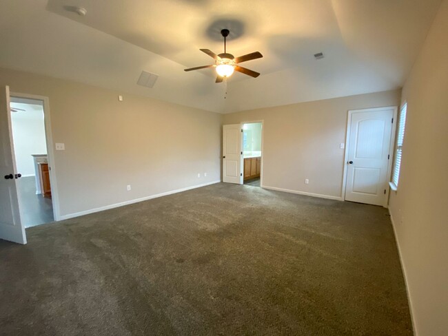 Building Photo - 4 bed 2 bath in Cordova w/ granite counter...