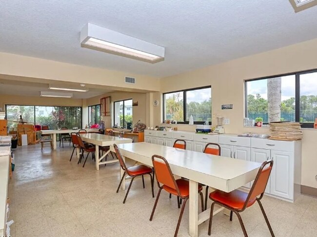 Building Photo - 1700 Pine Valley Dr