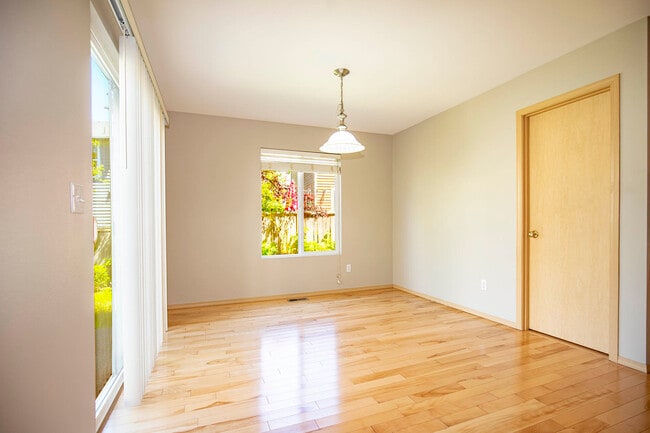 Building Photo - 34604 Cranberry Ct SE