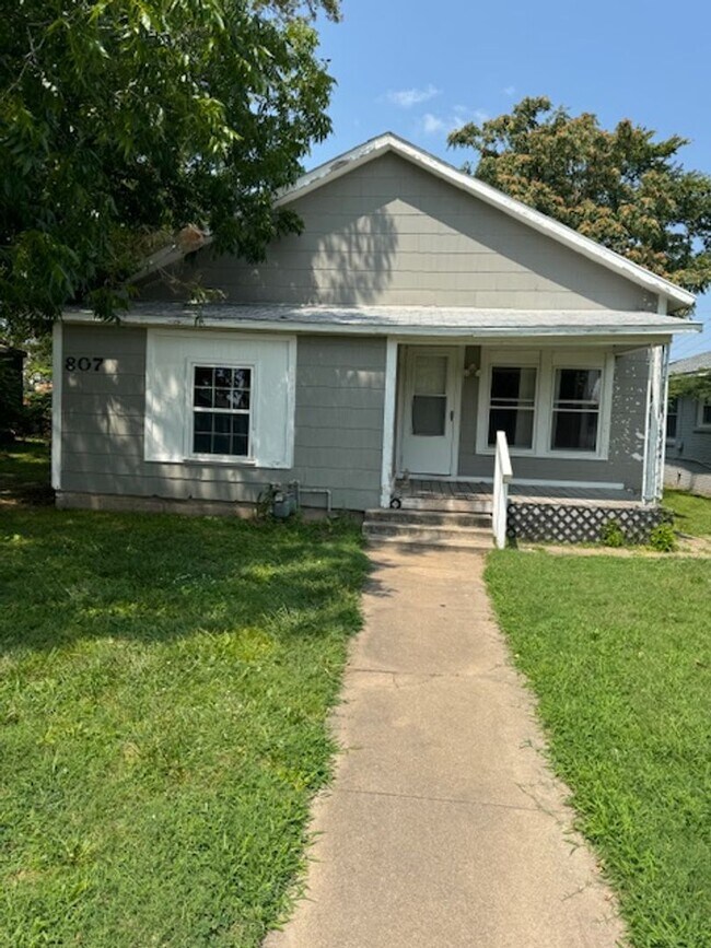 Building Photo - 807 SW Jennings Ave