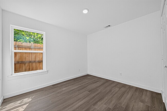 Building Photo - 9405 Madera Rd