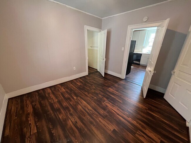 Building Photo - Remodeled 3 bedroom/ 2 bathroom home within minutes of downtown.