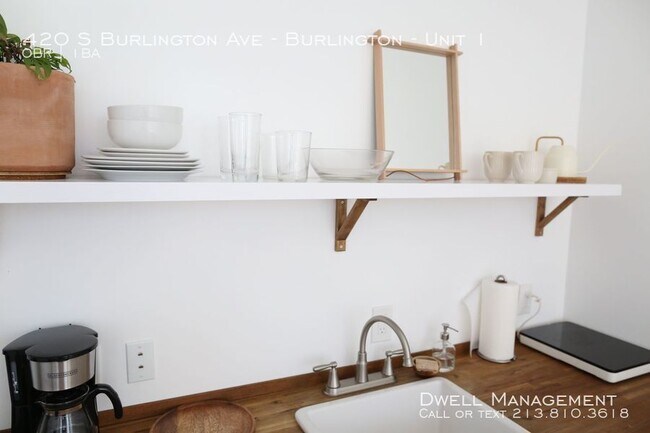 Building Photo - Beautiful Studio Apartment with Kitchenette
