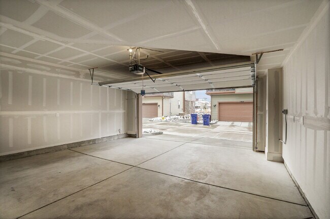 Building Photo - $3,330.95 with $300 off the first month's Rent - 4 Bedrooms, 3.5 Bathrooms, Townhouse in Broomfie...