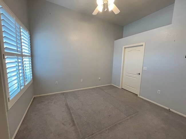 Building Photo - 2305 W Horizon Ridge Pkwy