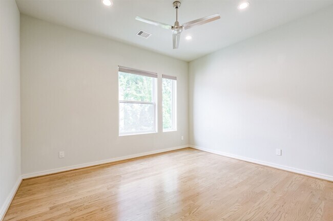 Building Photo - 711 W Clay St