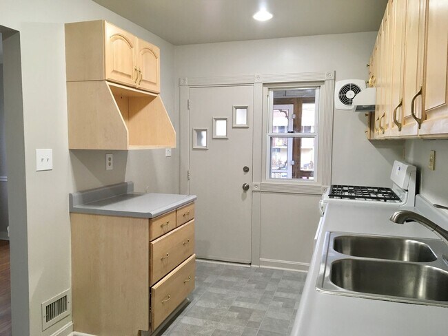 Building Photo - Fantastic 3 Bedroom EOG Townhome with Parking Pad in Parkville!