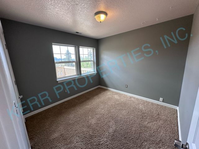 Building Photo - THE FIRST MONTH'S RENT IS FREE! Charming 3-Bedroom Tri-Level Retreat in Estacada with Spacious 19...