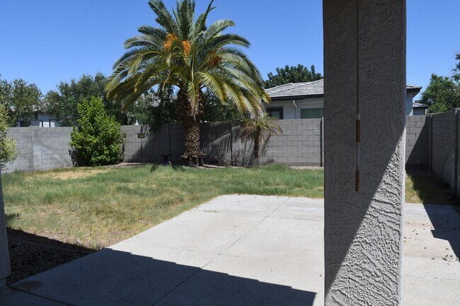 Building Photo - 13950 W Maui Ln