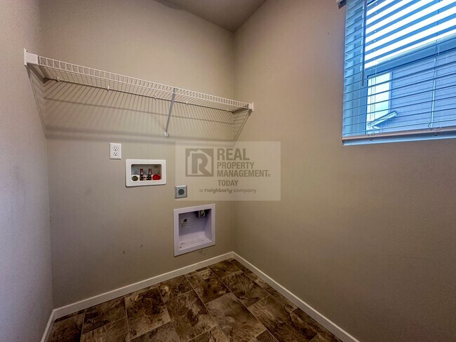 Building Photo - 3 Bedroom Home in Desirable Lipoma Firs Community – Puyallup