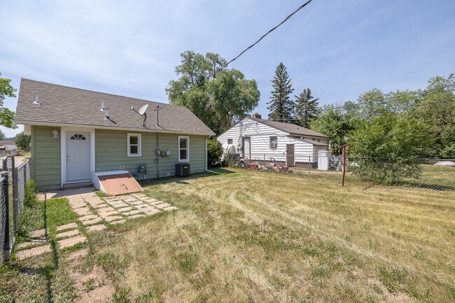 Building Photo - 710 Holcomb Ave