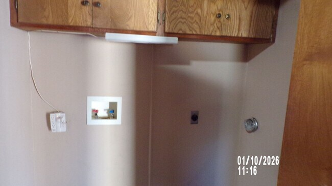 Building Photo - Fantasic Country Club West Home  1/2 OFF FIRST FULL MONTH'S RENT