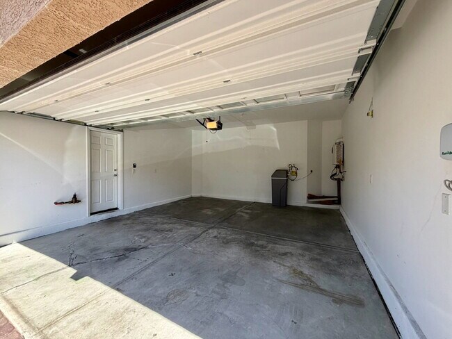 Building Photo - BEAUTIFUL 5 BED 3.5 BATH 3-STORY SINGLE FAMILY HOME WITH 2-CAR GARAGE, SUPER-SIZED LOFT & LOW-MAI...