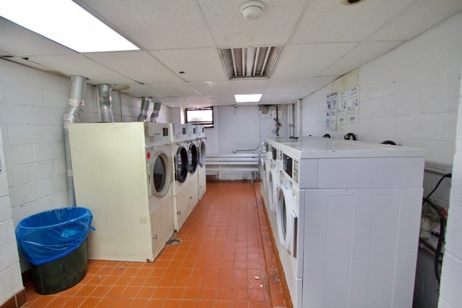 Building Photo - 200 W Kingsbridge Rd