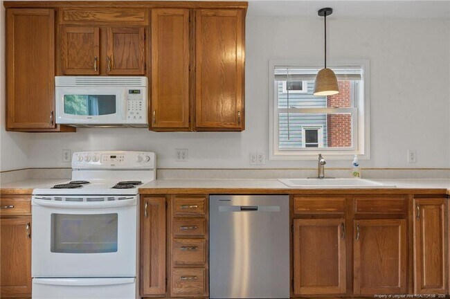 Building Photo - 813 McPherson Ave