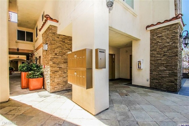 Building Photo - 540 E Angeleno Ave