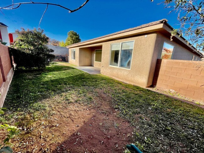 Building Photo - Pet Friendly Home in Green Valley