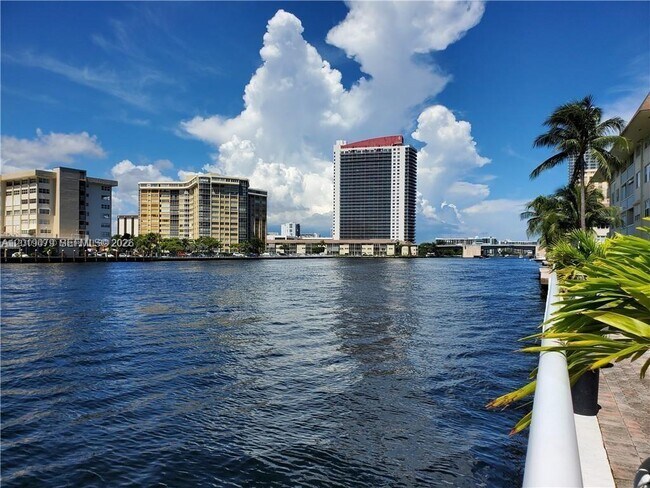 Building Photo - 1913 S Ocean Dr