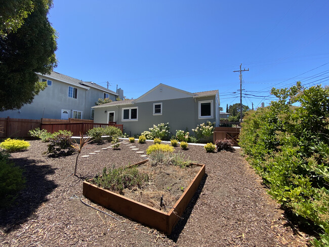 Drought-tolerant landscaping - 10 Beresford Ct