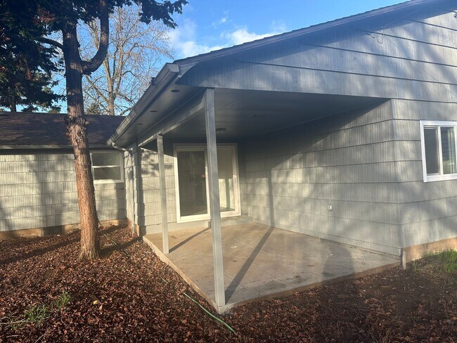 Building Photo - Updated 3 bedroom 1 bath home with large yard!