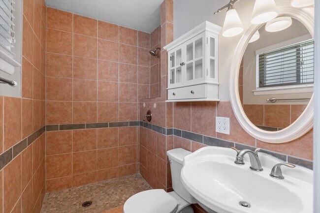 Building Photo - For Rent with Move-in Special ($1,200 off Base Rent ) | 3 Beds 2 Bath | 2 Car Garage |  NE Height...