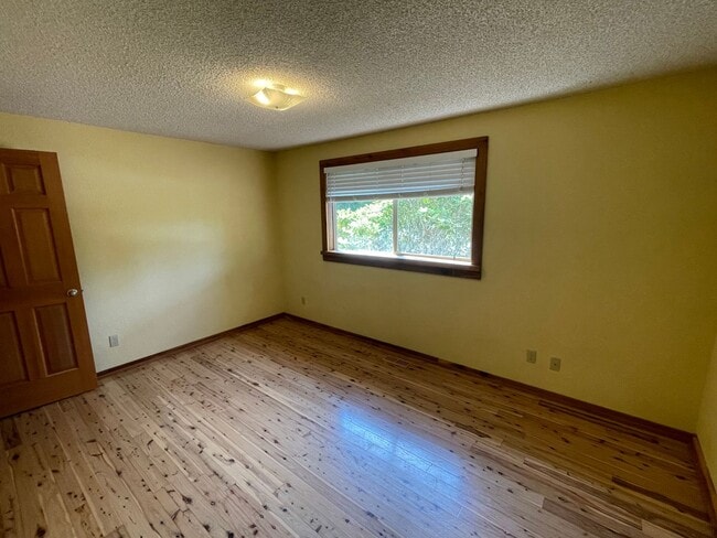 Building Photo - Stunning Home in Private Neighborhood
