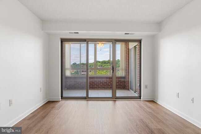 Building Photo - 2151 Jamieson Ave