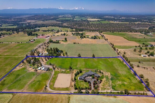 Building Photo - Stunning Tumalo Estate-6 Bed - 7.5 Bath ov...