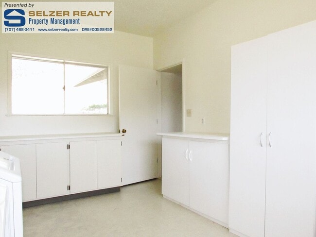 Building Photo - Spacious 4 bd. gated country estate w/ pool!