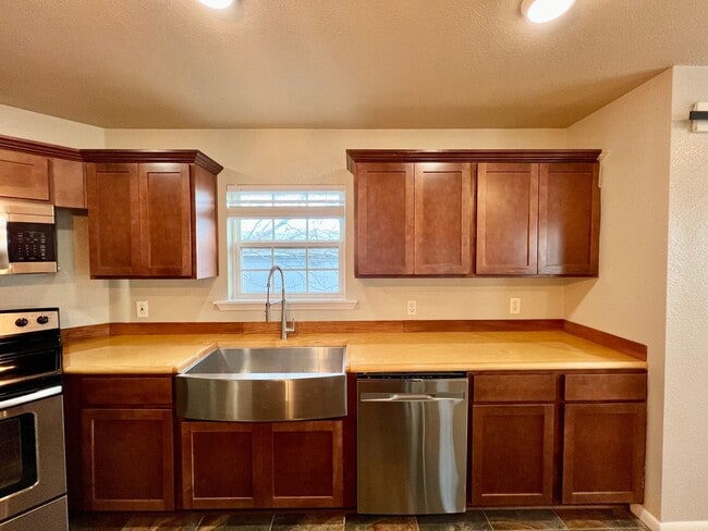 Building Photo - MUST SEE!! Rustic Style 3 Bedroom / 2 Bath...