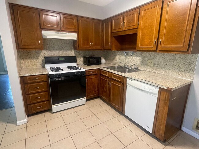 Building Photo - Renovated 3 Bedroom 2 Bath near Fort Moore