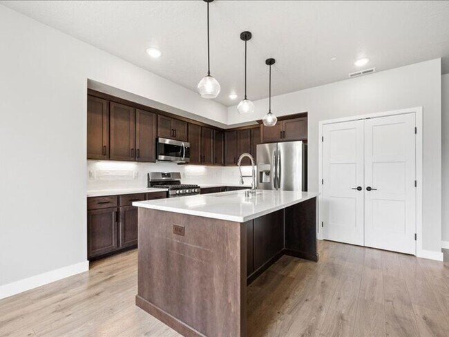 Building Photo - 4725 Roark Dr