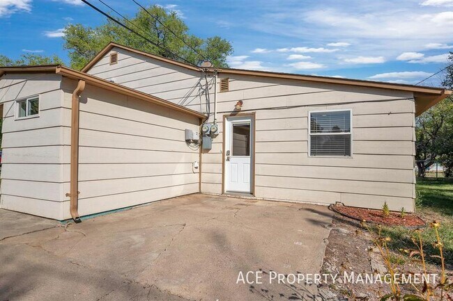 Building Photo - 2108 6th St