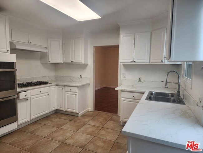Building Photo - 328 S Oakhurst Dr