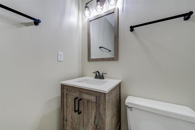 Building Photo - 624 S Pam Ave