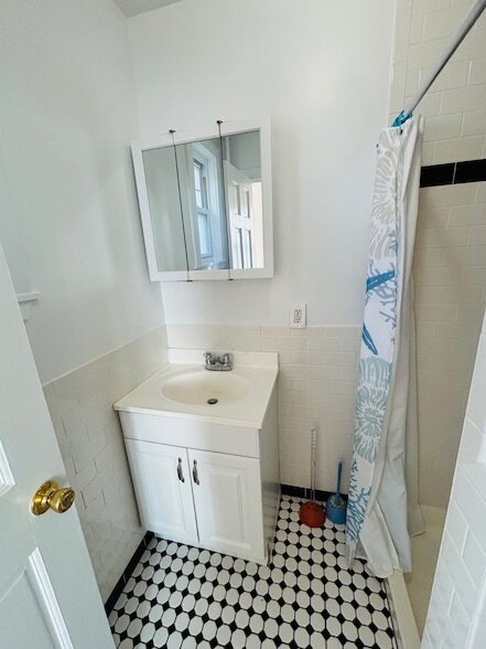 Building Photo - 420 Littleworth Ln