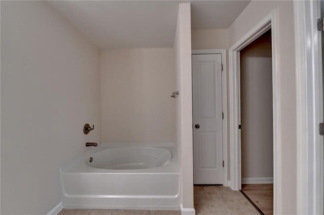Building Photo - 2152 Greencrest Cir