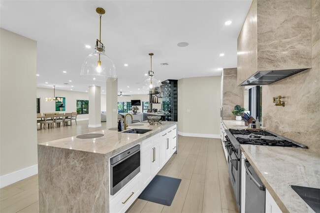 Building Photo - 319 S Riverside Dr