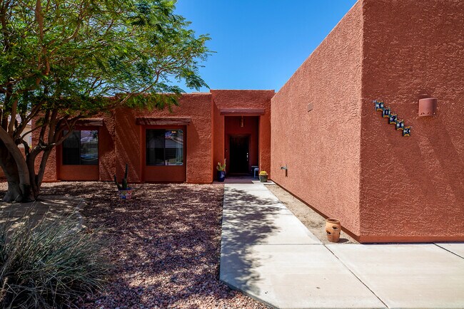 Building Photo - 10213 S Del Rey Dr