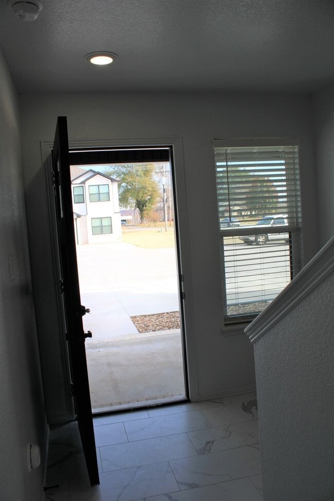 Building Photo - COX-NORTHRIDGE DR-1