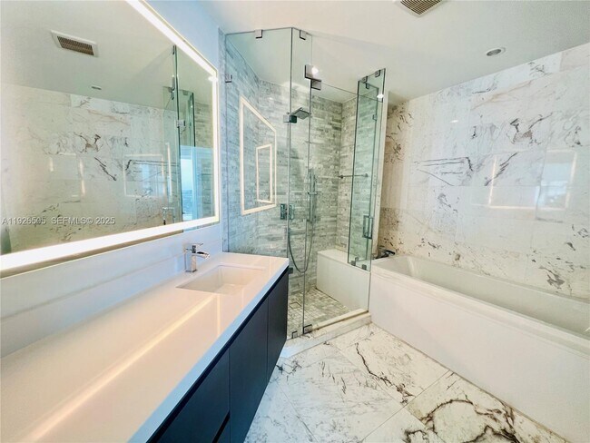 Building Photo - 851 NE 1st Ave