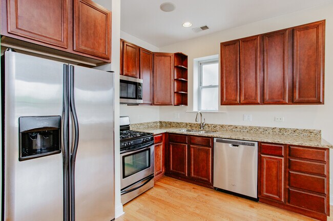 Building Photo - 6150 N Ravenswood Ave