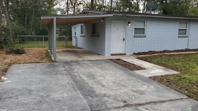 2 car Driveway - 6828 Jack Horner Ln