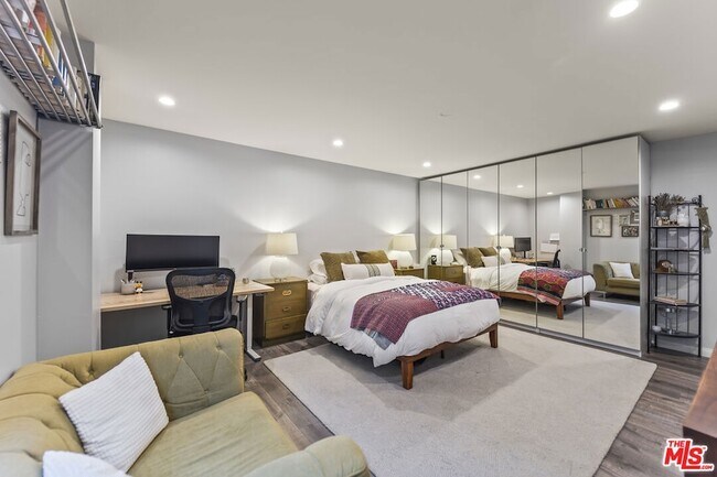 Building Photo - 712 Pacific St