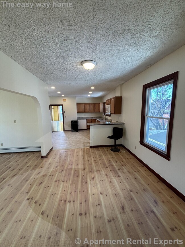 Building Photo - 569 Main St