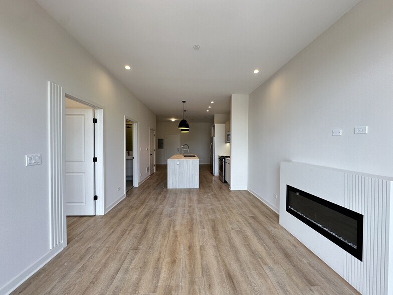 Building Photo - 6340 W Belmont Ave