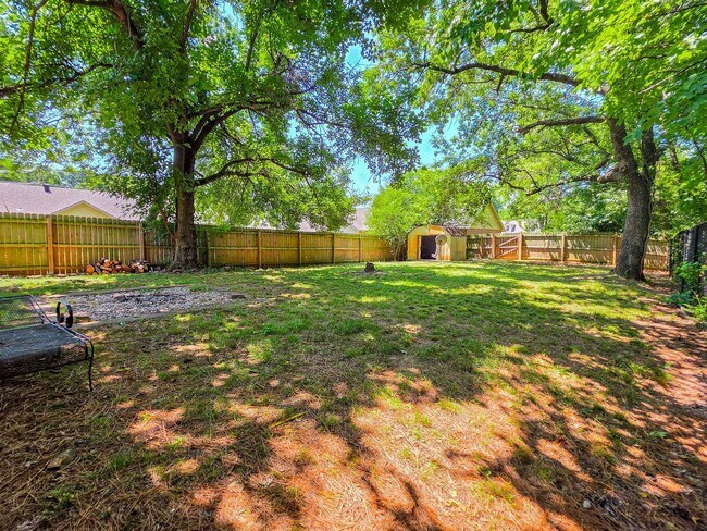 Building Photo - Charming 3 Bed 1.5 Bath home walkable to campus