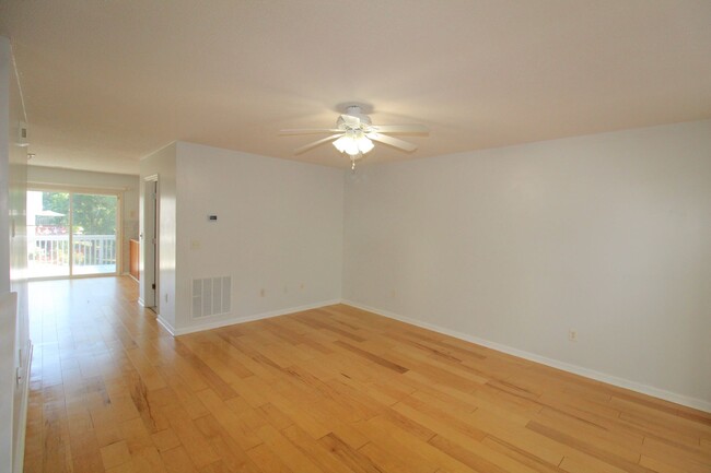 Building Photo - 869 Camelot Ln