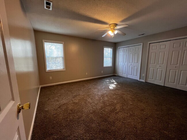 Building Photo - Lovely two bedroom two bath duplex in Hubert. NEW PAINT & NEW FLOORING THROUGHOUT. Just minutes t...